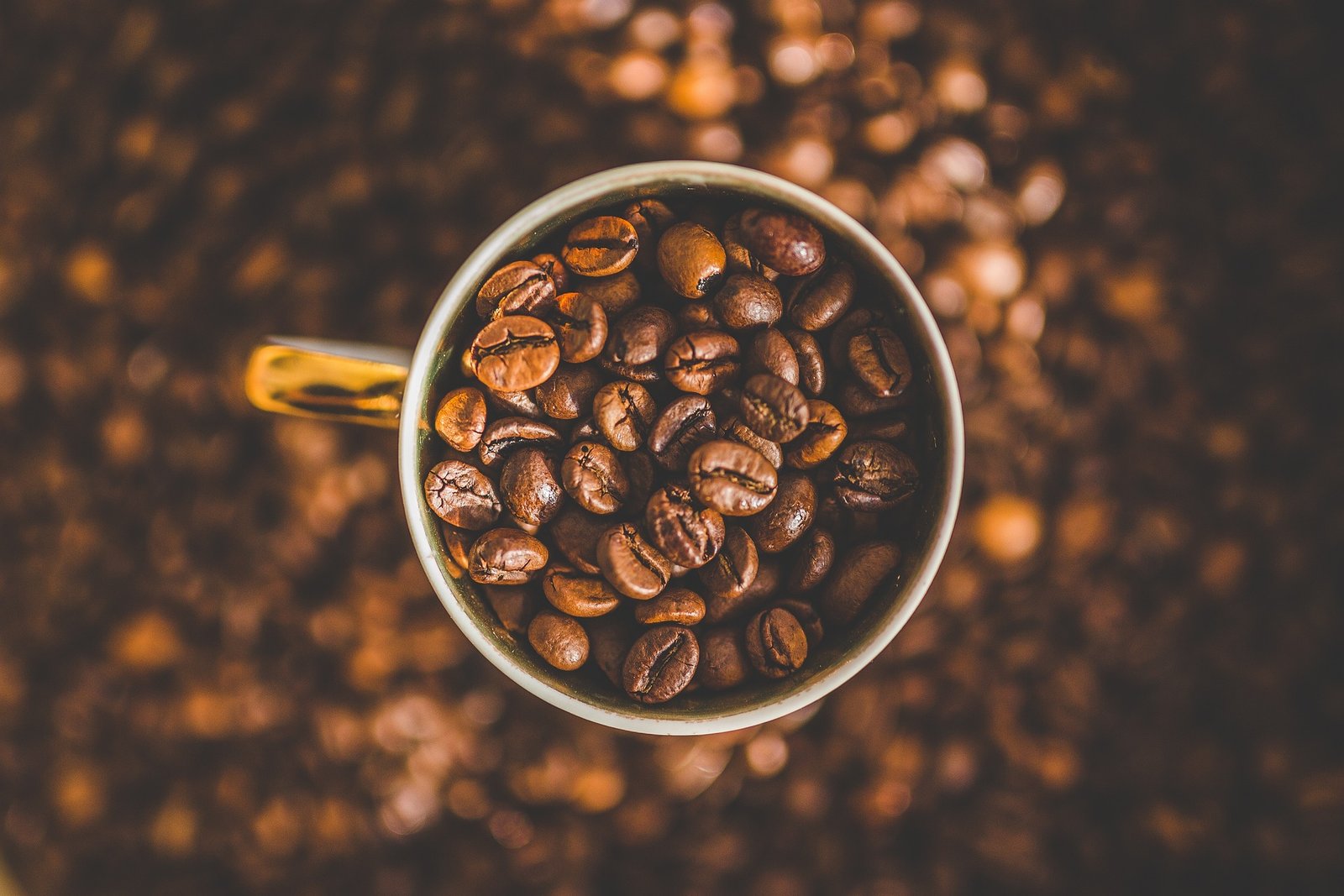 A minimalist coffee-themed high-resolution wallpaper, 7 of 63.